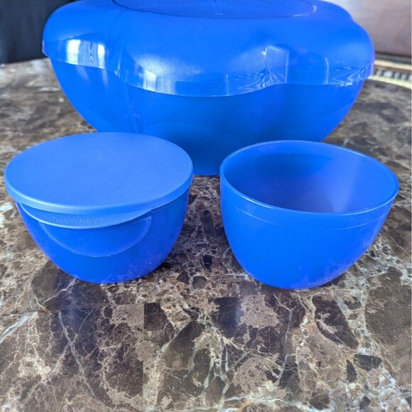 Tupperware Chip 'N Dip Bowl with Dip Cups Sapphire Blue Missing one lid - Picture 3 of 3